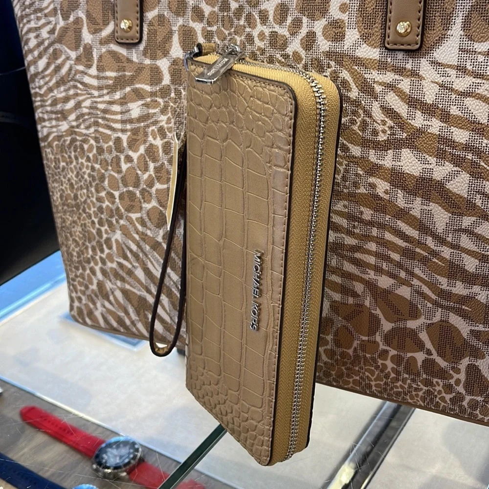 Michael Kors Large Jet Set Travel Continental Wristlet Phone Holder Case Wallet